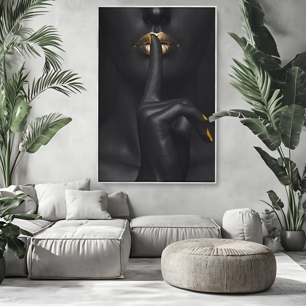 Tablou canvas cu tablou canvas cu buze si deget, in rama de aluminiu argintiu, pe perete intr-un living